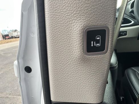 Used 2024 Chrysler Pacifica Select image 49