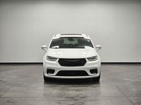 Used 2022 Chrysler Pacifica Limited w/ S Appearance Package FWD image 3