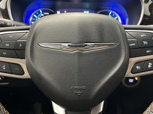 Used 2023 Chrysler Pacifica Pinnacle FWD image 17