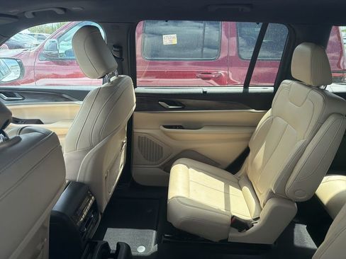 Used 2025 Jeep Grand Cherokee L Limited w/ Luxury Tech Group II AWD/4WD image 11