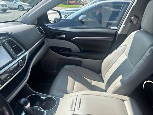 Used 2018 Toyota Highlander Limited AWD/4WD image 25