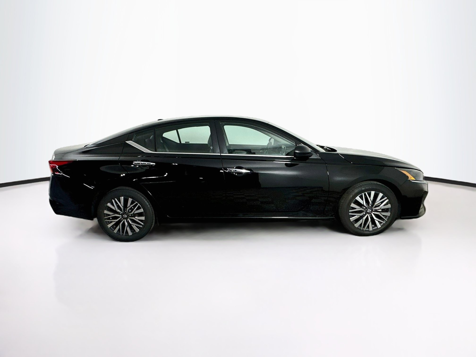 Used 2025 Nissan Altima 2.5 SV FWD image 10