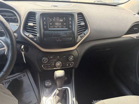 Used 2016 Jeep Cherokee Latitude AWD/4WD image 13