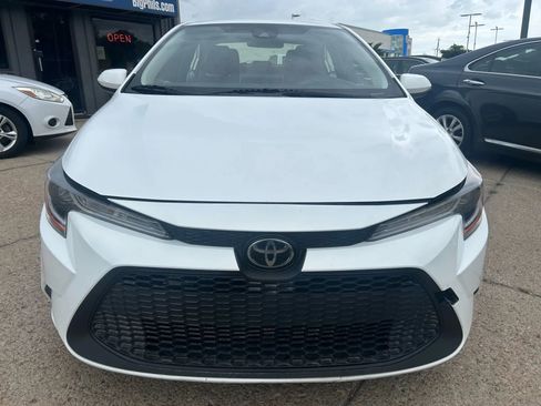 Used 2020 Toyota Corolla LE image 2