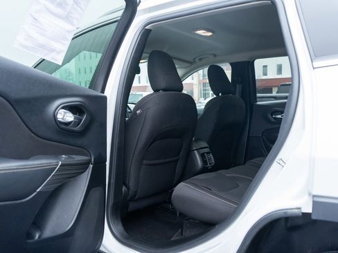 Used 2017 Jeep Cherokee Latitude w/ Cold Weather Group image 26