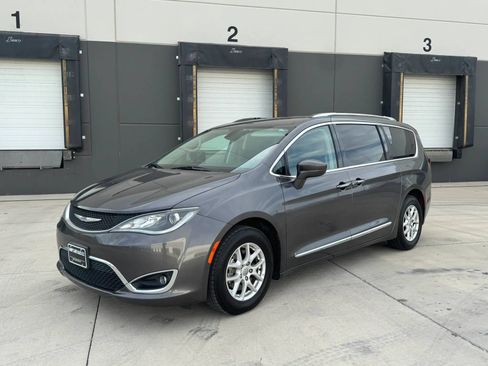 Used 2020 Chrysler Pacifica Touring-L FWD image 1