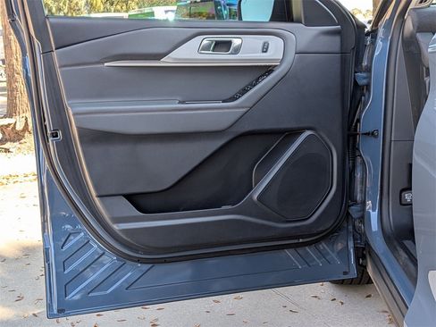 Used 2025 Ford Explorer Active w/ Active Comfort Package image 7