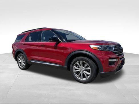 Used 2023 Ford Explorer XLT w/ Equipment Group 202A AWD/4WD image 2