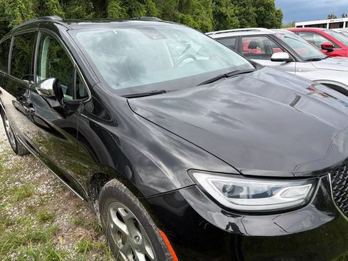 Used 2023 Chrysler Pacifica Limited FWD image 9