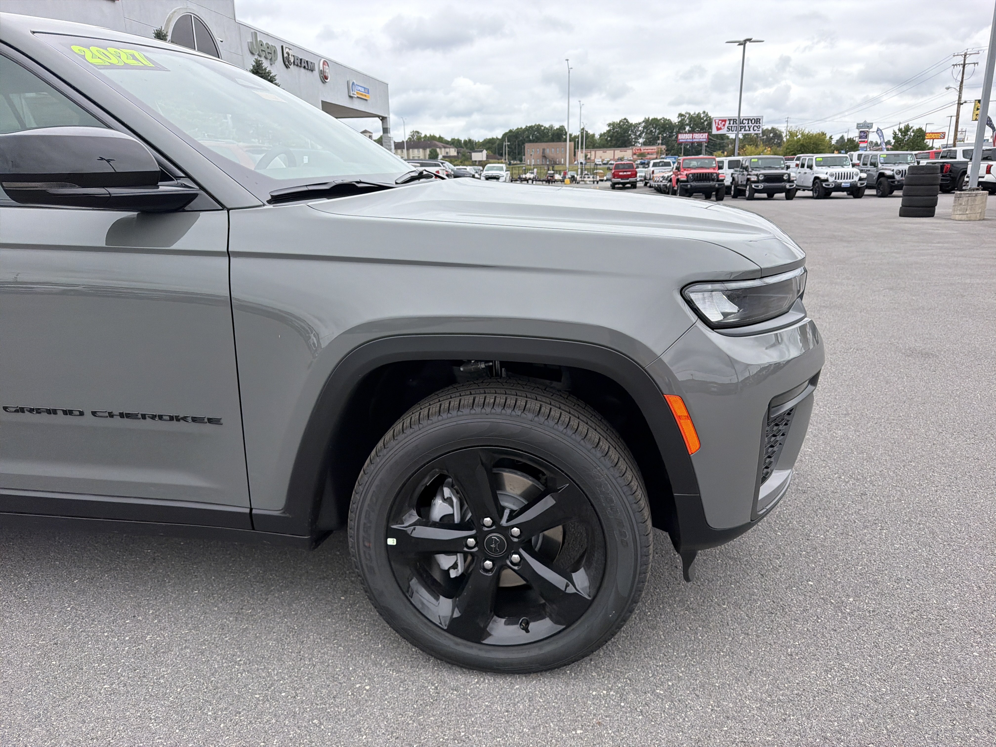New 2027 Jeep Grand Cherokee Limited w/ Limited Altitude Package AWD/4WD image 10