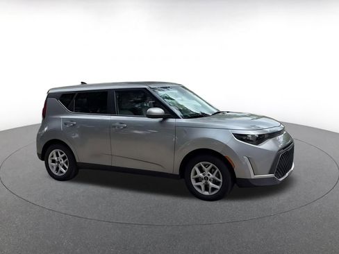 Used 2025 Kia Soul LX w/ LX Technology Package FWD image 2