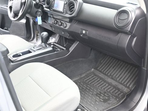Used 2016 Toyota Tacoma SR image 9
