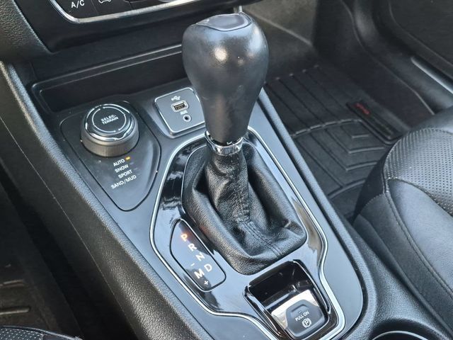 Used 2019 Jeep Cherokee Limited AWD/4WD image 12