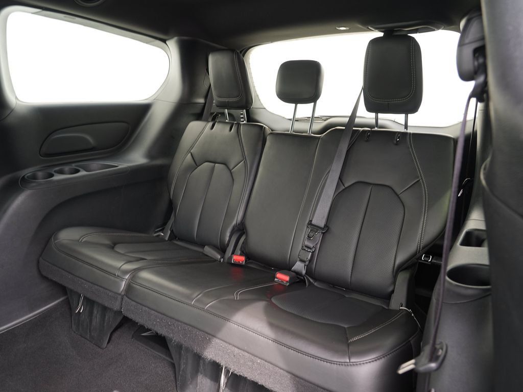 Used 2025 Chrysler Pacifica Select FWD image 25
