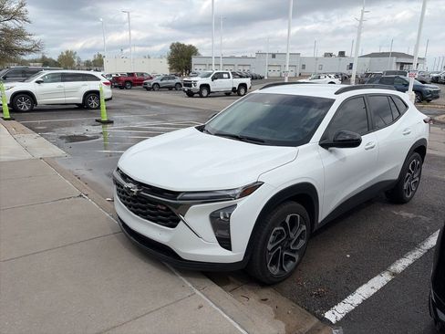 Certified 2025 Chevrolet Trax RS w/ Driver Confidence Package image 1