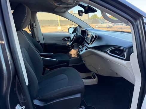 Used 2023 Chrysler Voyager LX image 18