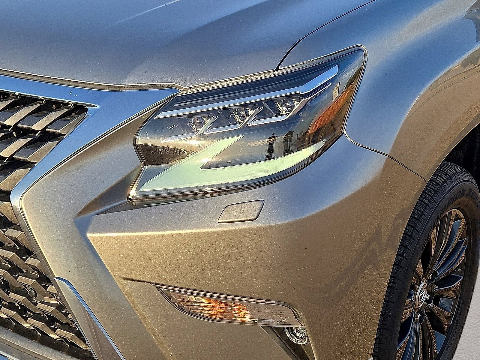 Used 2023 Lexus GX 460 Premium w/ Accessory Package AWD/4WD image 9