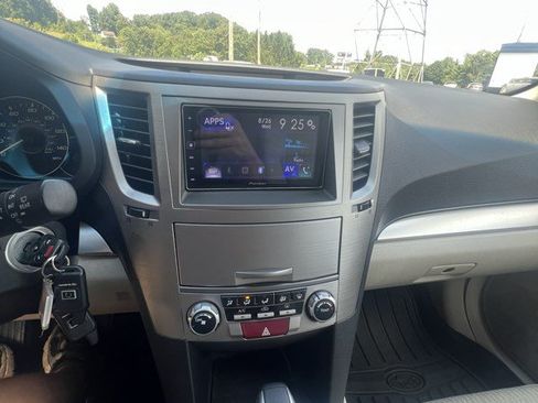 Used 2010 Subaru Outback 2.5i Premium AWD/4WD image 11
