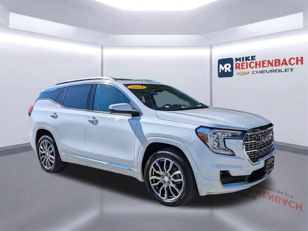 Used 2024 GMC Terrain Denali AWD/4WD image 1