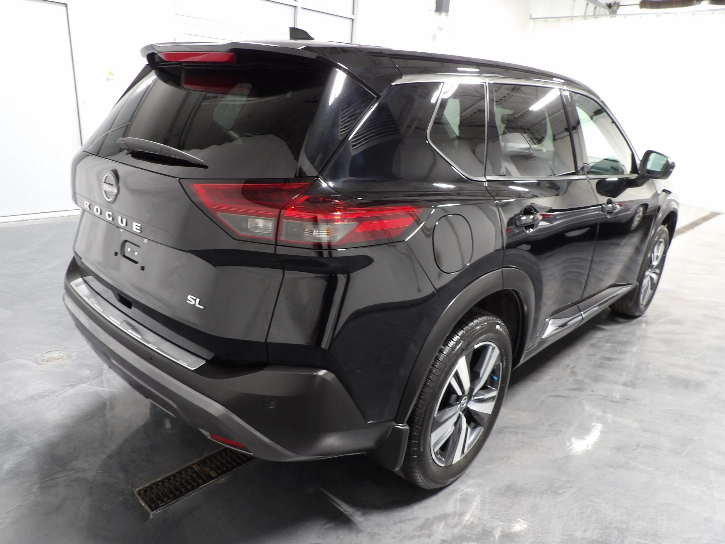 Used 2023 Nissan Rogue SL FWD image 4