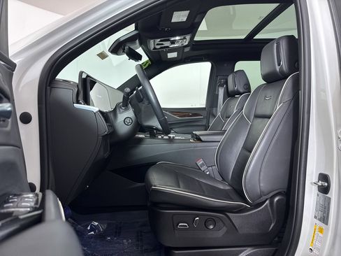 Used 2022 Cadillac Escalade ESV Premium Luxury image 4