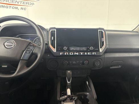Used 2025 Nissan Frontier SV image 21