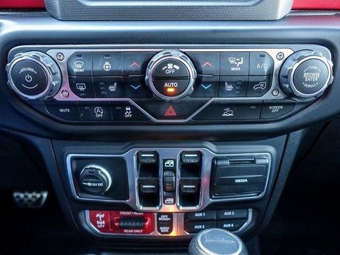 Used 2020 Jeep Gladiator Rubicon w/ Cold Weather Group image 3