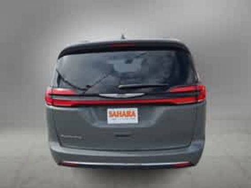 Used 2022 Chrysler Pacifica Touring-L FWD image 11