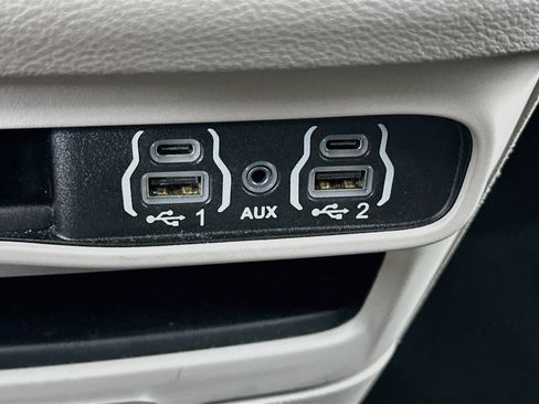 Used 2024 Chrysler Pacifica Touring-L FWD image 26