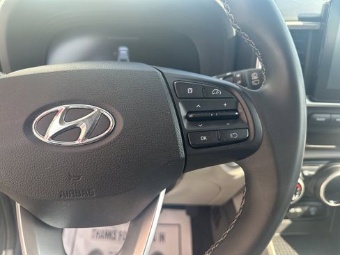 Used 2025 Hyundai Venue SEL FWD image 12