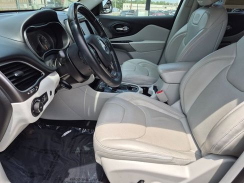 Used 2019 Jeep Cherokee Overland w/ Technology Group AWD/4WD image 11