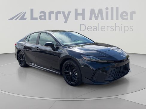 Used 2025 Toyota Camry SE FWD image 7