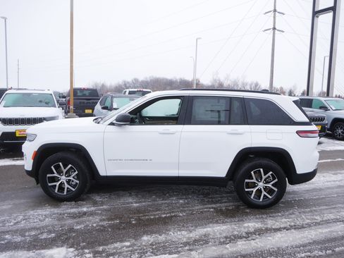 New 2025 Jeep Grand Cherokee Limited w/ Luxury Tech Group II image 2