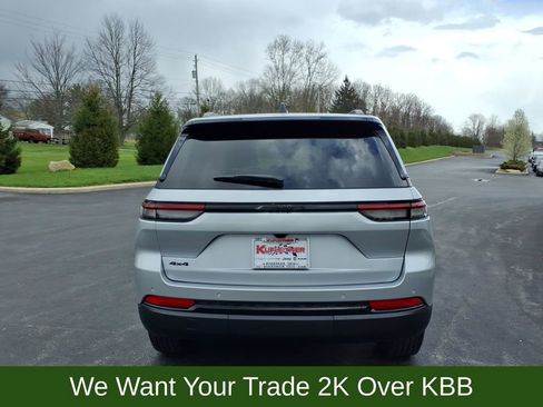 Used 2025 Jeep Grand Cherokee 4WD image 4