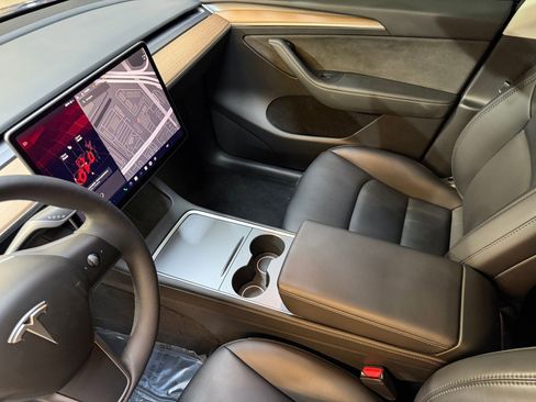 Used 2023 Tesla Model Y Performance image 36