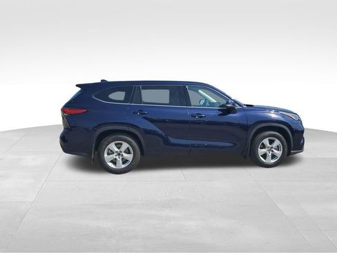 Used 2021 Toyota Highlander LE AWD/4WD image 3