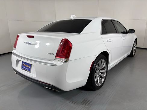 Used 2019 Chrysler 300 Touring w/ Chrome Appearance Package RWD image 8