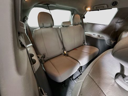 Used 2020 Toyota Sienna XLE FWD image 41