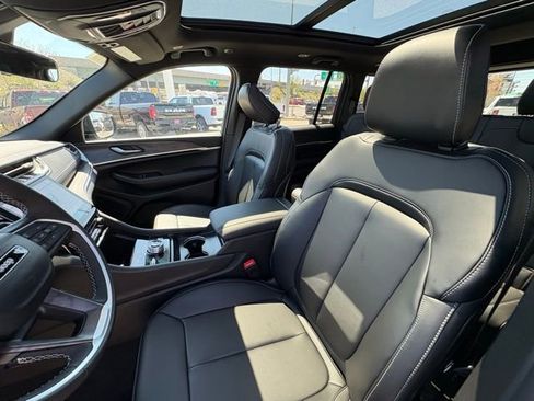 New 2025 Jeep Grand Cherokee Limited w/ Black Appearance Package image 13