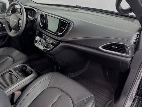 Used 2022 Chrysler Pacifica Touring-L w/ Uconnect Theater Family Group image 31