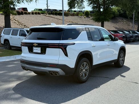 Used 2024 Chevrolet Traverse LT FWD image 5