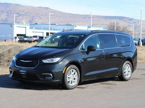 Used 2022 Chrysler Pacifica Touring-L image 8