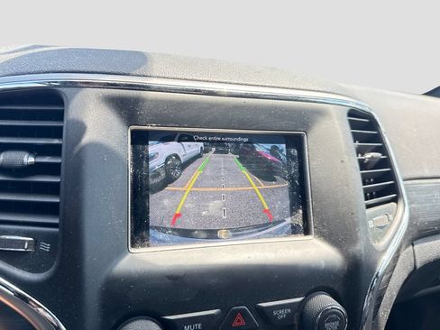 Used 2021 Jeep Grand Cherokee Laredo AWD/4WD image 14