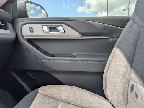 New 2026 Ford Explorer Active RWD image 30