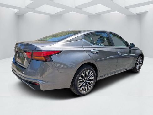 Used 2025 Nissan Altima 2.5 SV FWD image 3