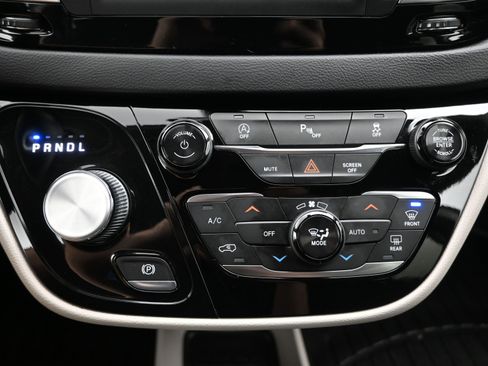 Used 2018 Chrysler Pacifica Touring-L image 17