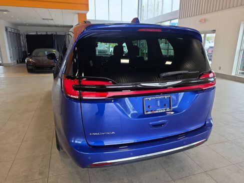 Used 2021 Chrysler Pacifica Touring-L w/ Uconnect Theater Family Group FWD image 8