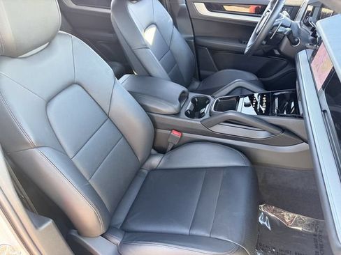 Used 2025 Porsche Cayenne AWD/4WD image 18