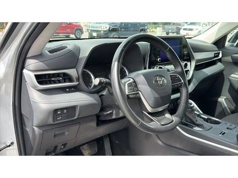 Certified 2025 Toyota Highlander LE FWD image 22