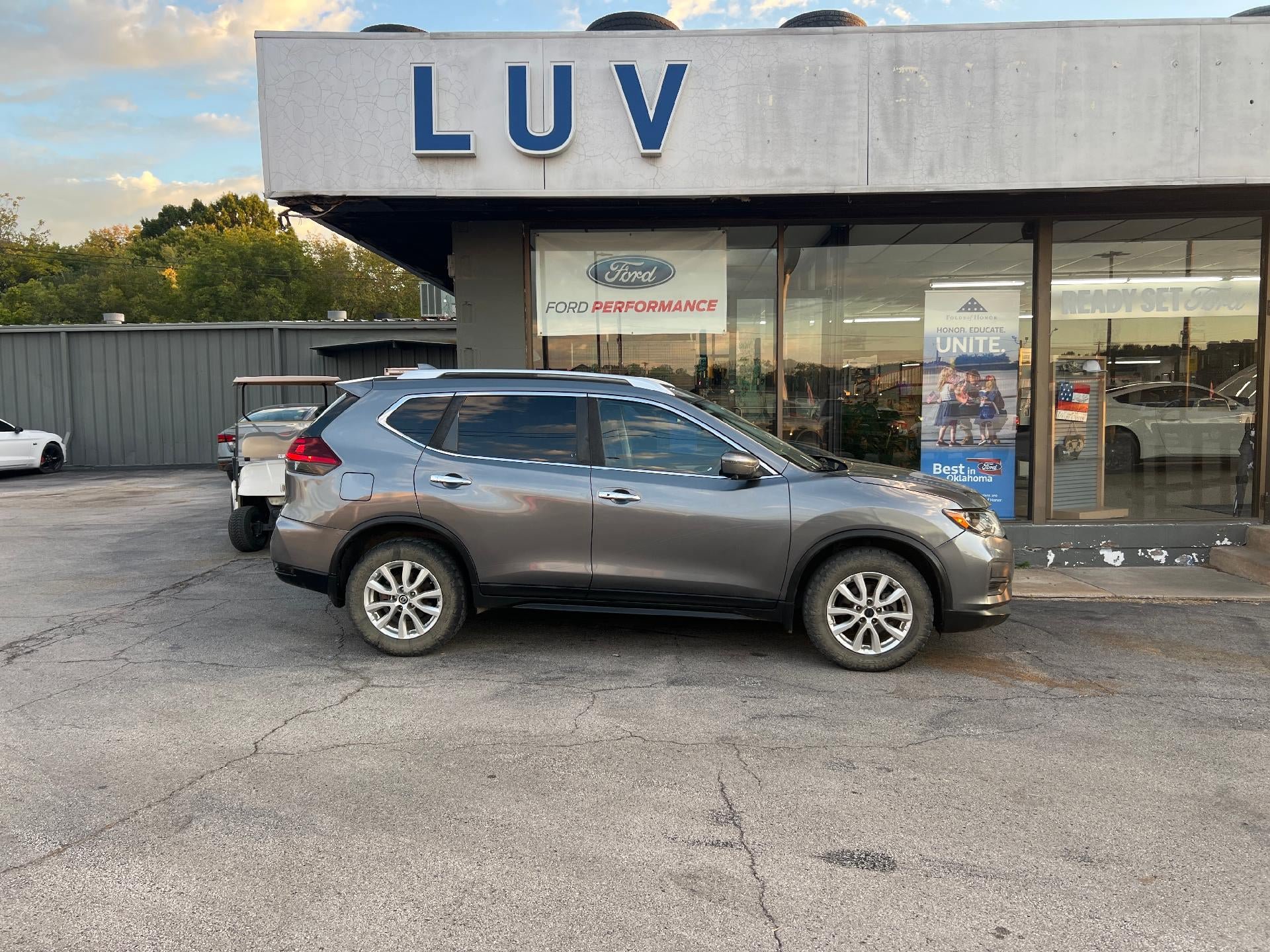 Used 2018 Nissan Rogue SV w/ Premium Package AWD/4WD image 2